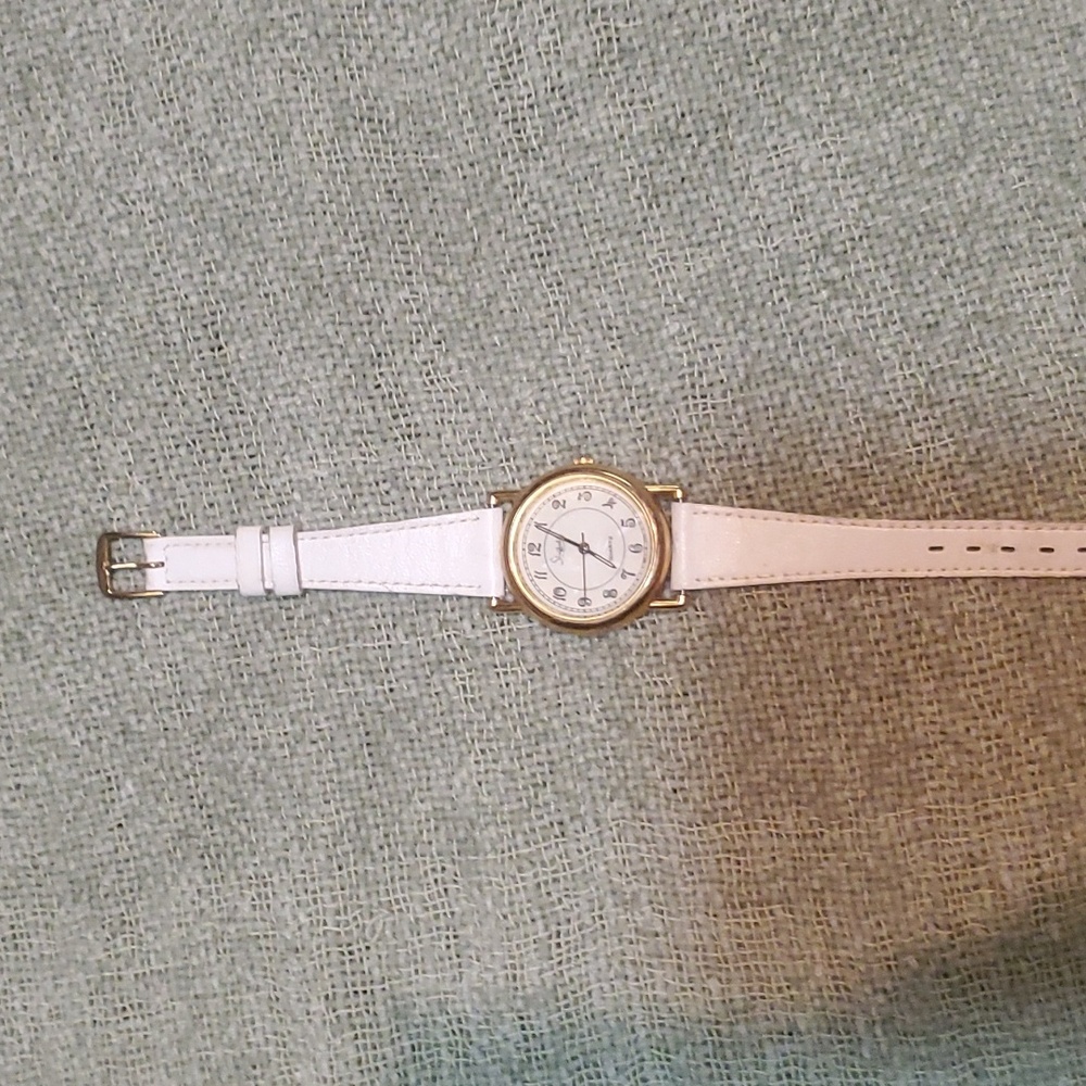 Vintage Ingersoll Classic Leather Watch. Adjustable from approx 5.5"-7".